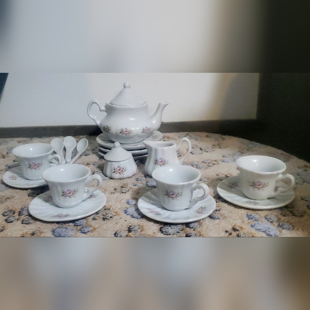 Delton Collectable Tea Set - Picture 6 of 6